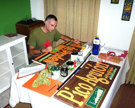 ...con sus propias manos... ...con sus propias manos...